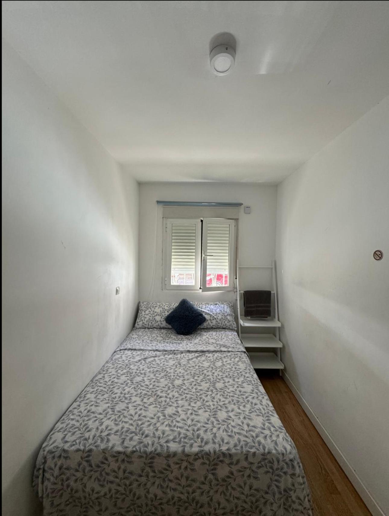 Hotel Habitacion Con Bano Compartido Madrid Esterno foto