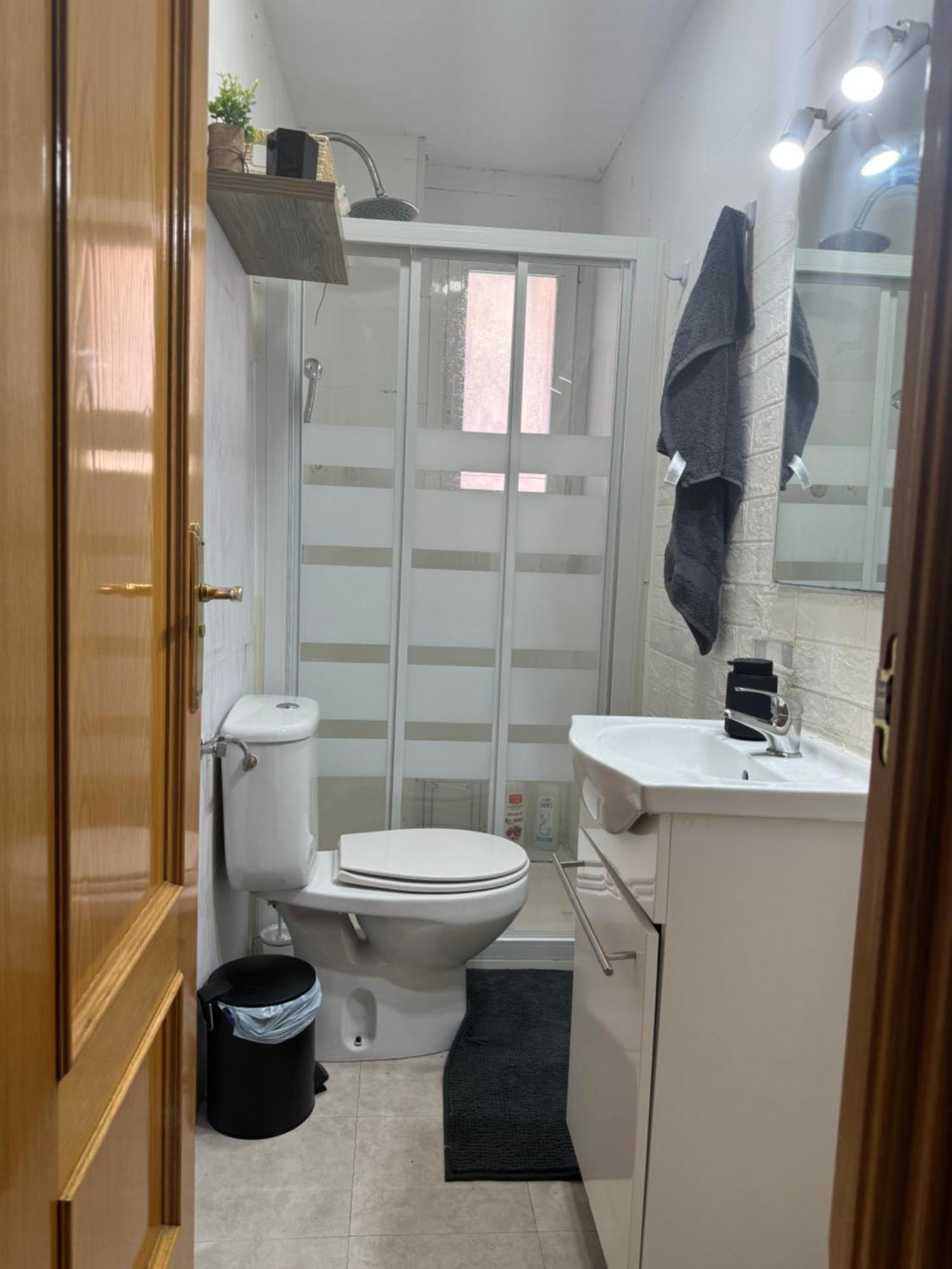 Hotel Habitacion Con Bano Compartido Madrid Esterno foto